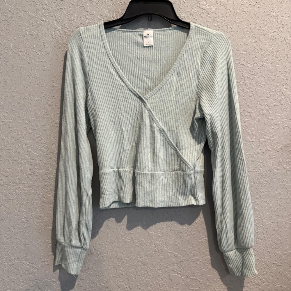 Hollister Lightweight Cross Waist V Neck Sweater - Size L